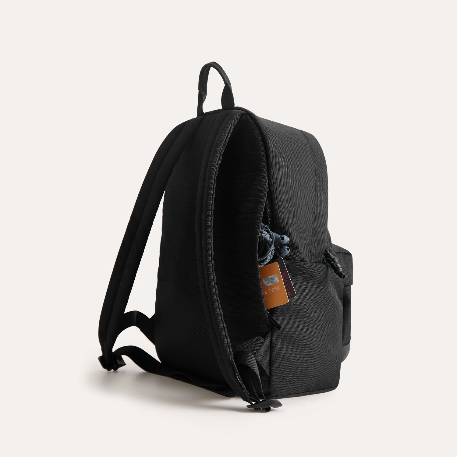sustainable-stylish-daypack-wi-19-dx5qx4